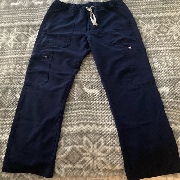 Figs Men’s Cargo scrubs, Navy size Medium Short - Picture 3 of 3